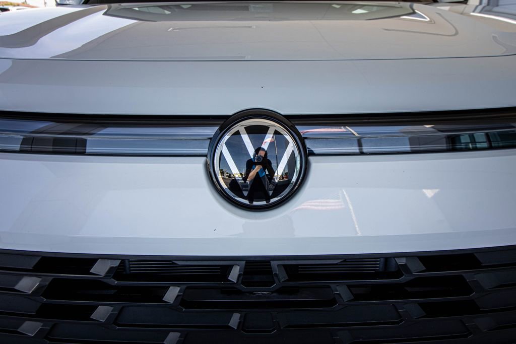 Certified 2025 Volkswagen Tiguan SE image 8