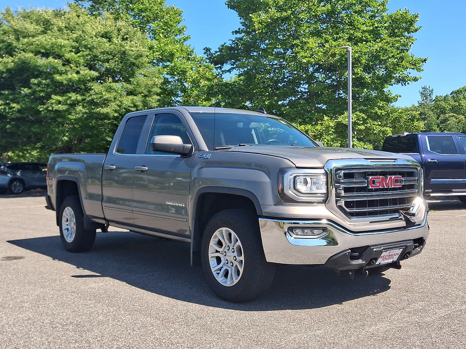 Used 2017 GMC Sierra 1500 SLE w/ SLE Value Package AWD/4WD image 4
