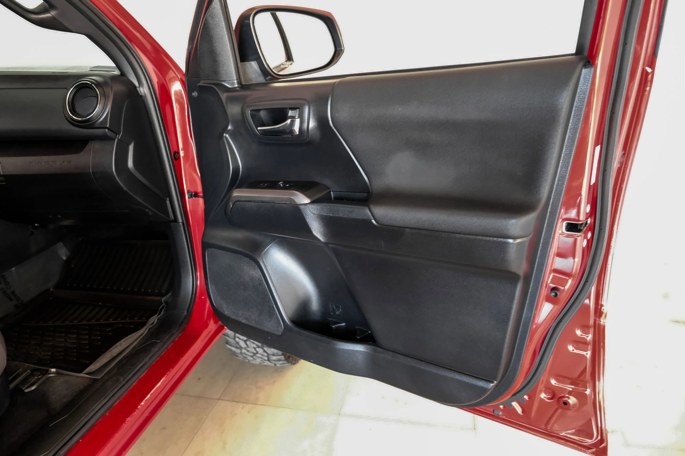 Used 2018 Toyota Tacoma TRD Sport w/ Technology Package RWD image 39