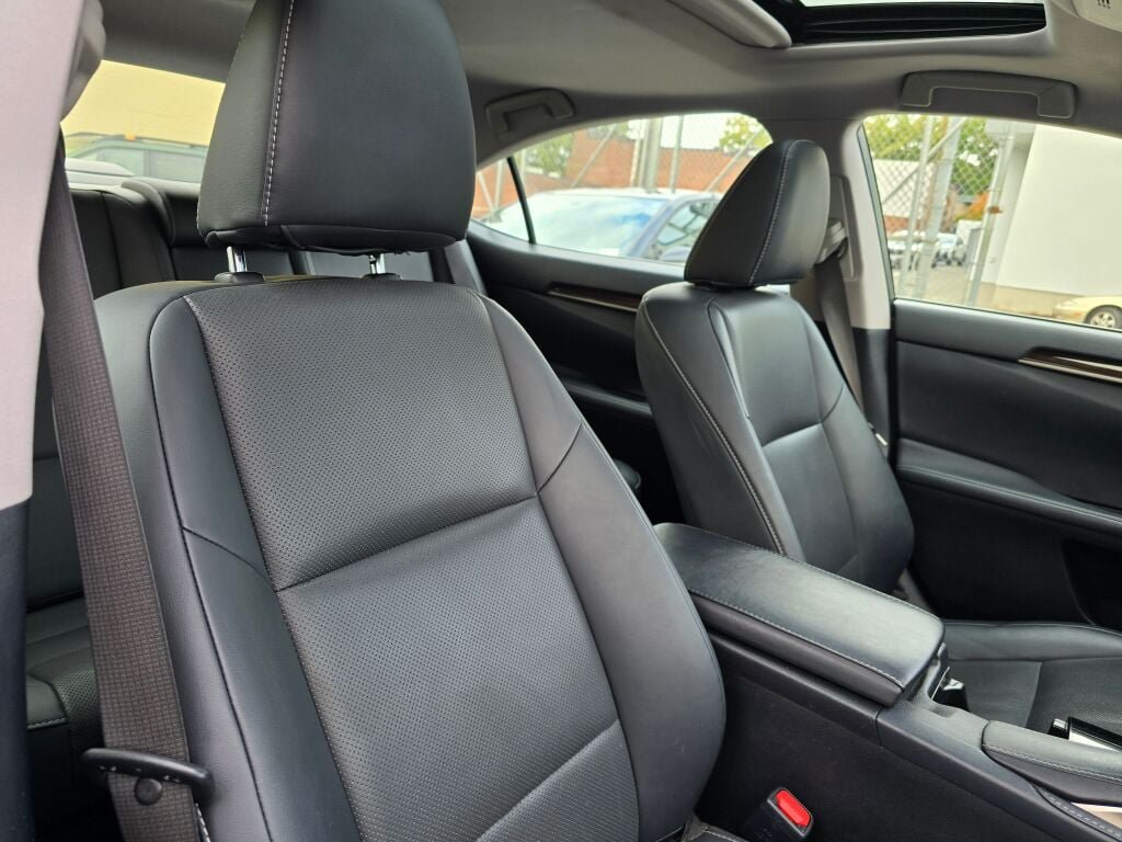 Used 2016 Lexus ES 300h w/ Navigation System Package FWD image 10