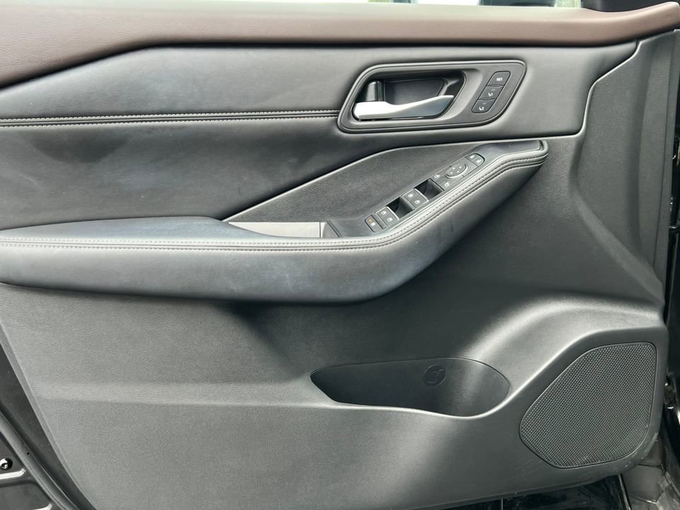 Used 2023 Nissan Rogue SL w/ SL Premium Package image 13