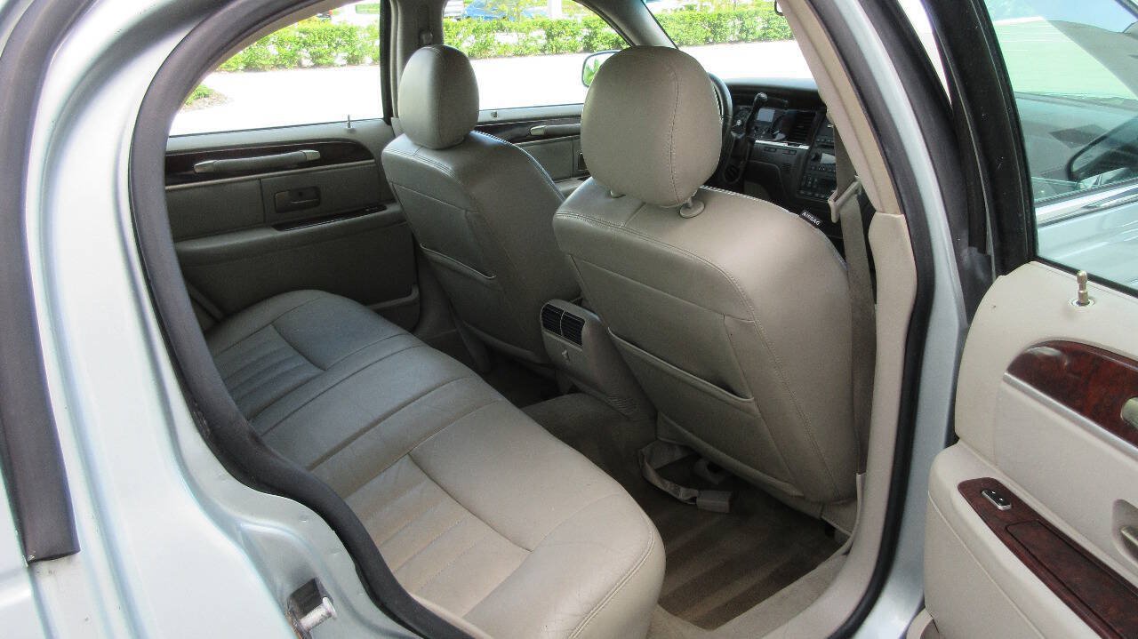 Used 2007 Lincoln Town Car Signature RWD image 19