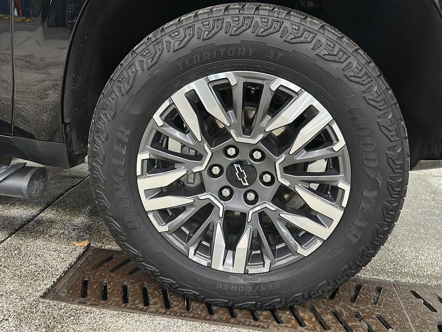 Used 2025 Chevrolet Suburban Z71 AWD/4WD image 9