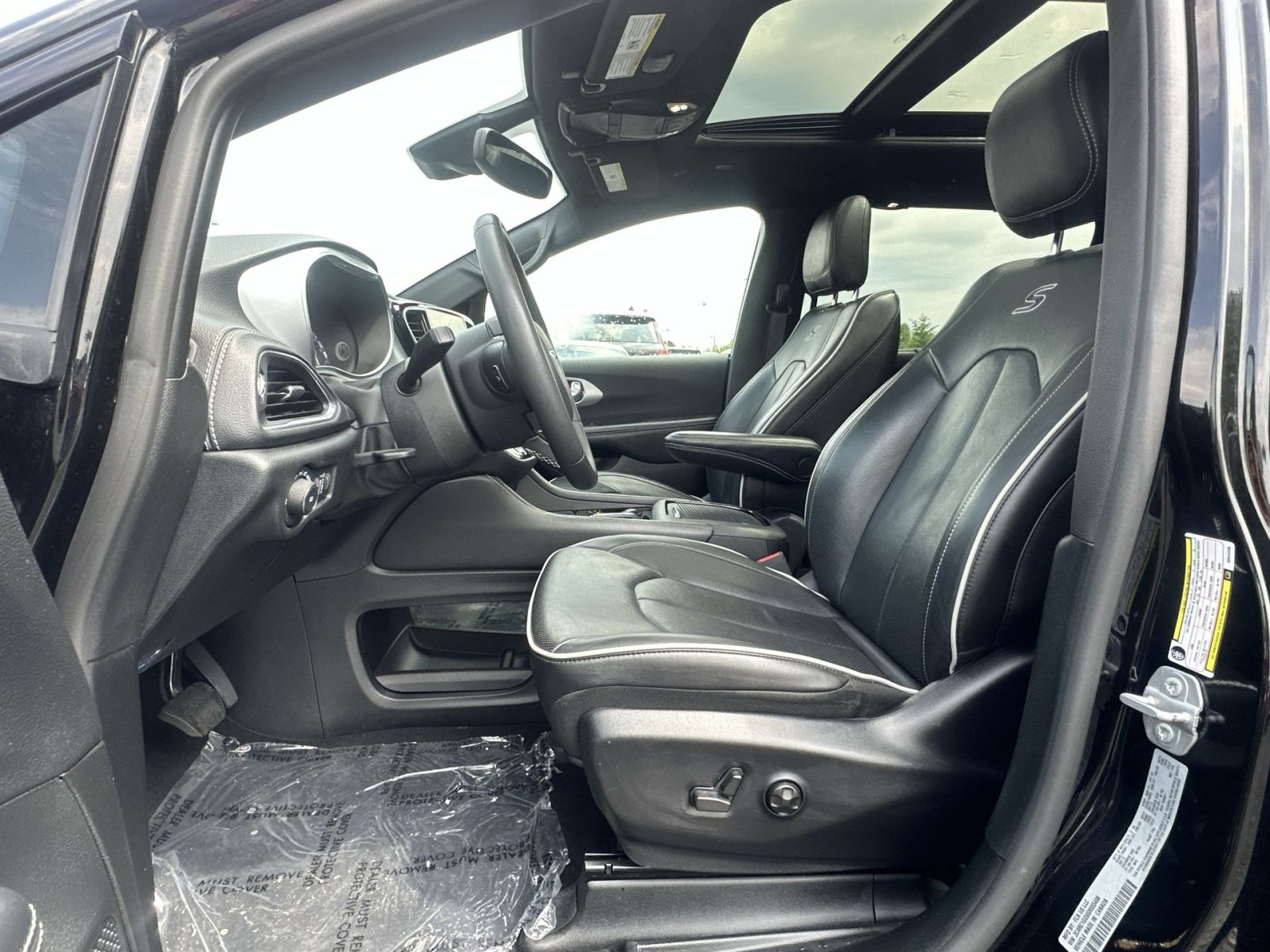 Used 2025 Chrysler Pacifica Limited FWD image 21