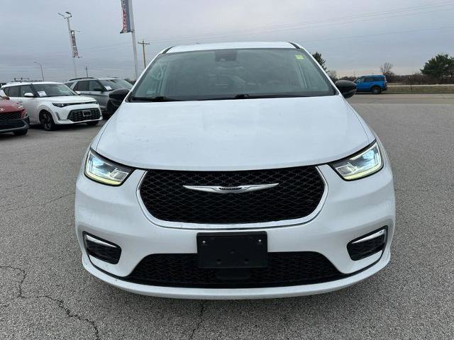 Used 2024 Chrysler Pacifica Touring-L image 9