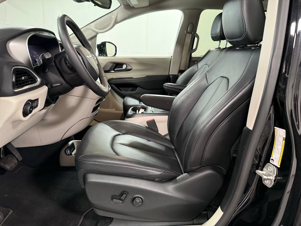 Used 2024 Chrysler Pacifica Touring-L FWD image 10