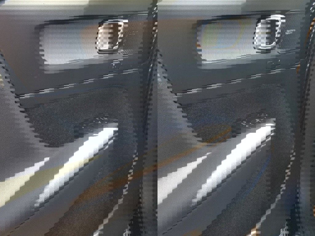 New 2025 Volvo XC40 B5 Ultra w/ Climate Package image 7