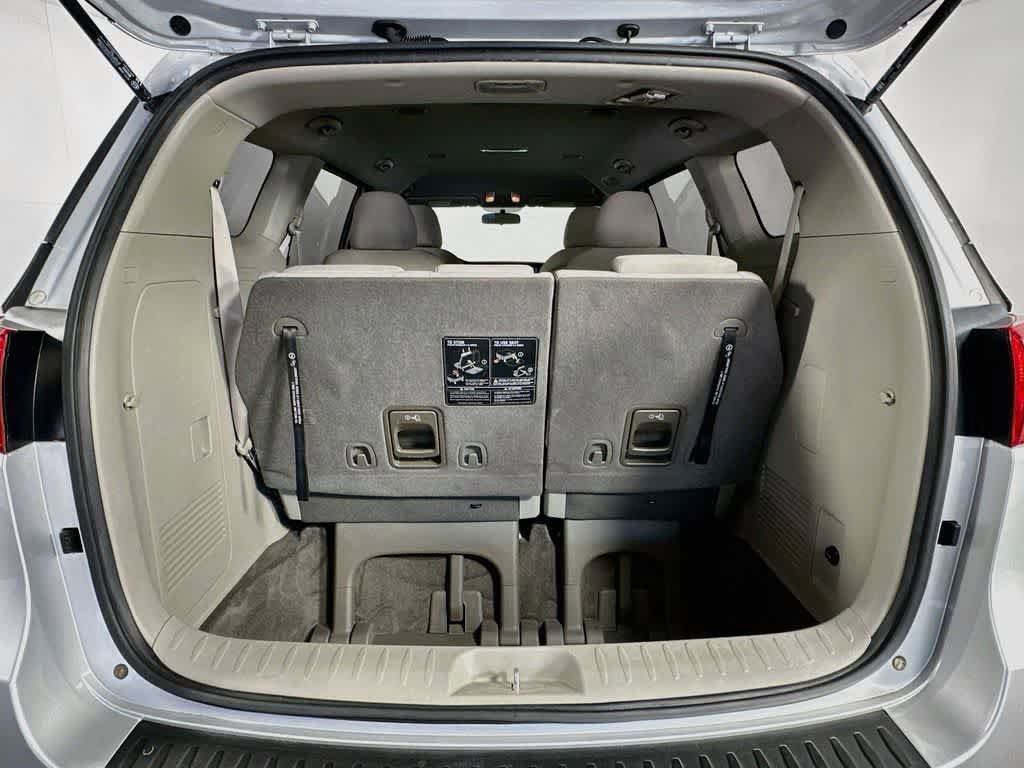 Used 2018 Kia Sedona L FWD image 21