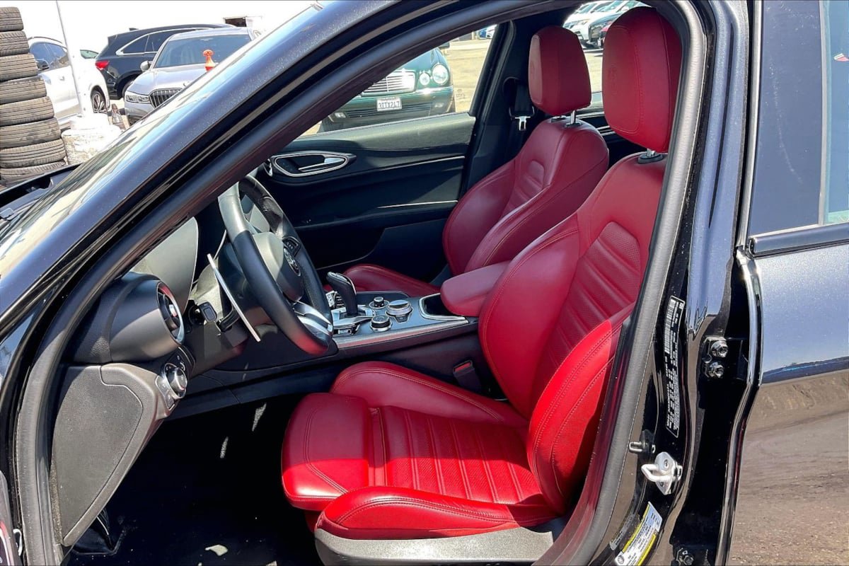 Used 2024 Alfa Romeo Giulia Veloce AWD/4WD image 22