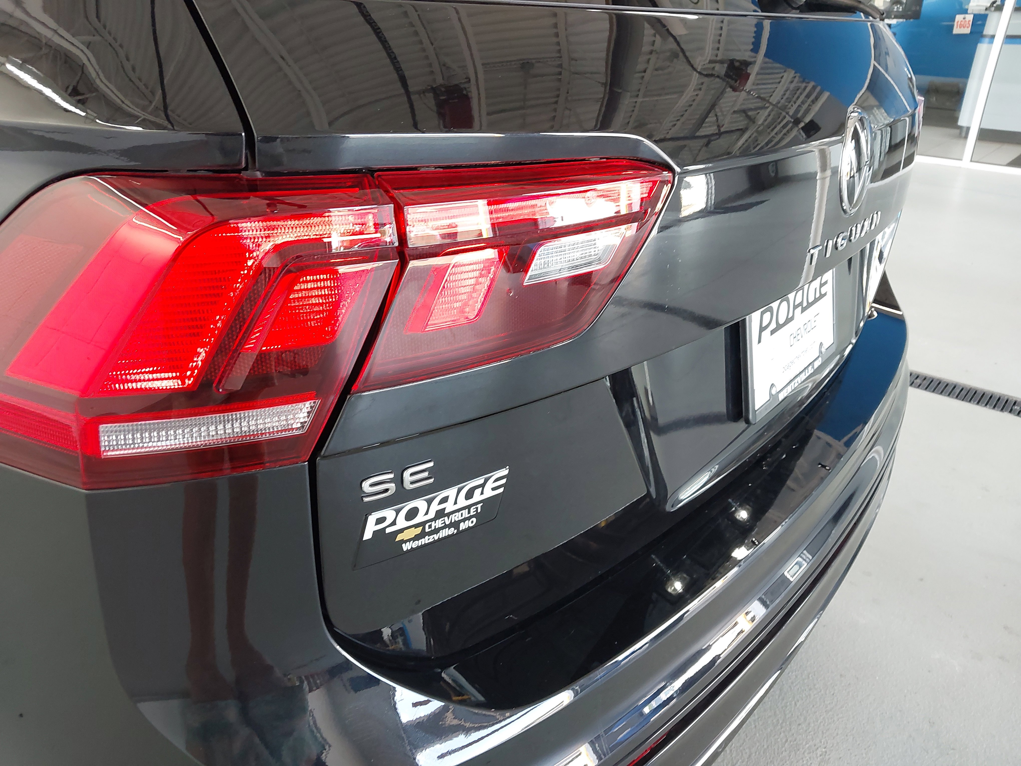 Used 2022 Volkswagen Tiguan SE R-Line image 32