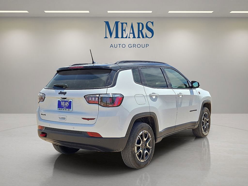 Used 2025 Jeep Compass Trailhawk AWD/4WD image 5