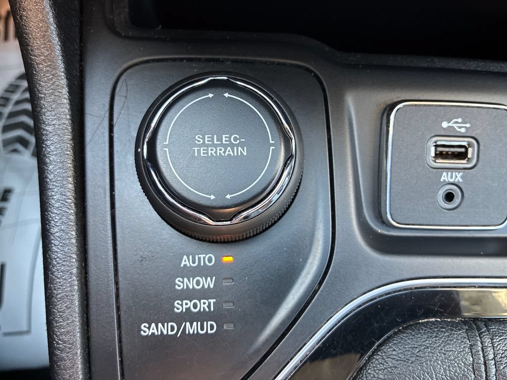 Used 2019 Jeep Cherokee Limited AWD/4WD image 38