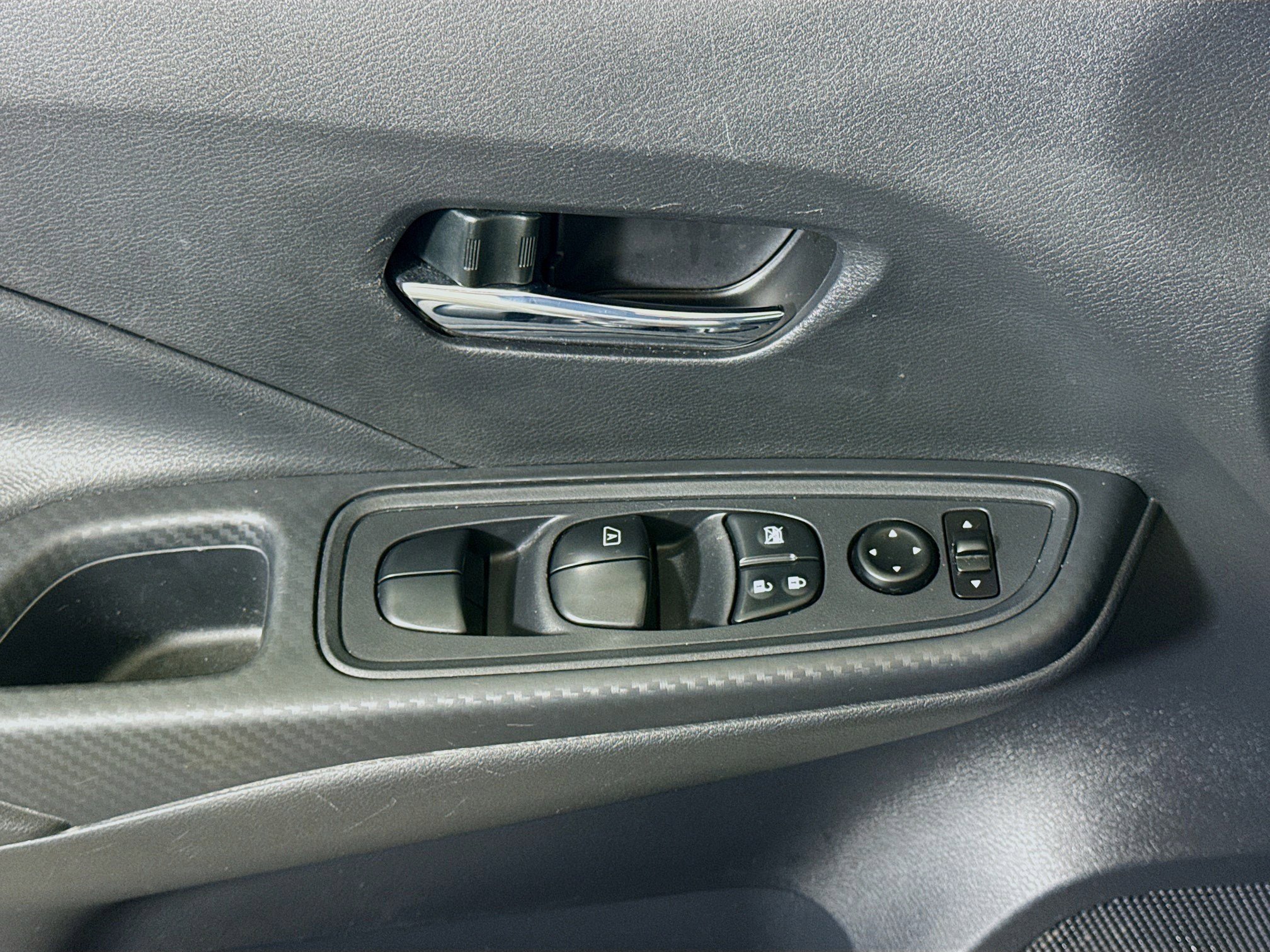Used 2025 Nissan Versa SV w/ Trunk Package image 24