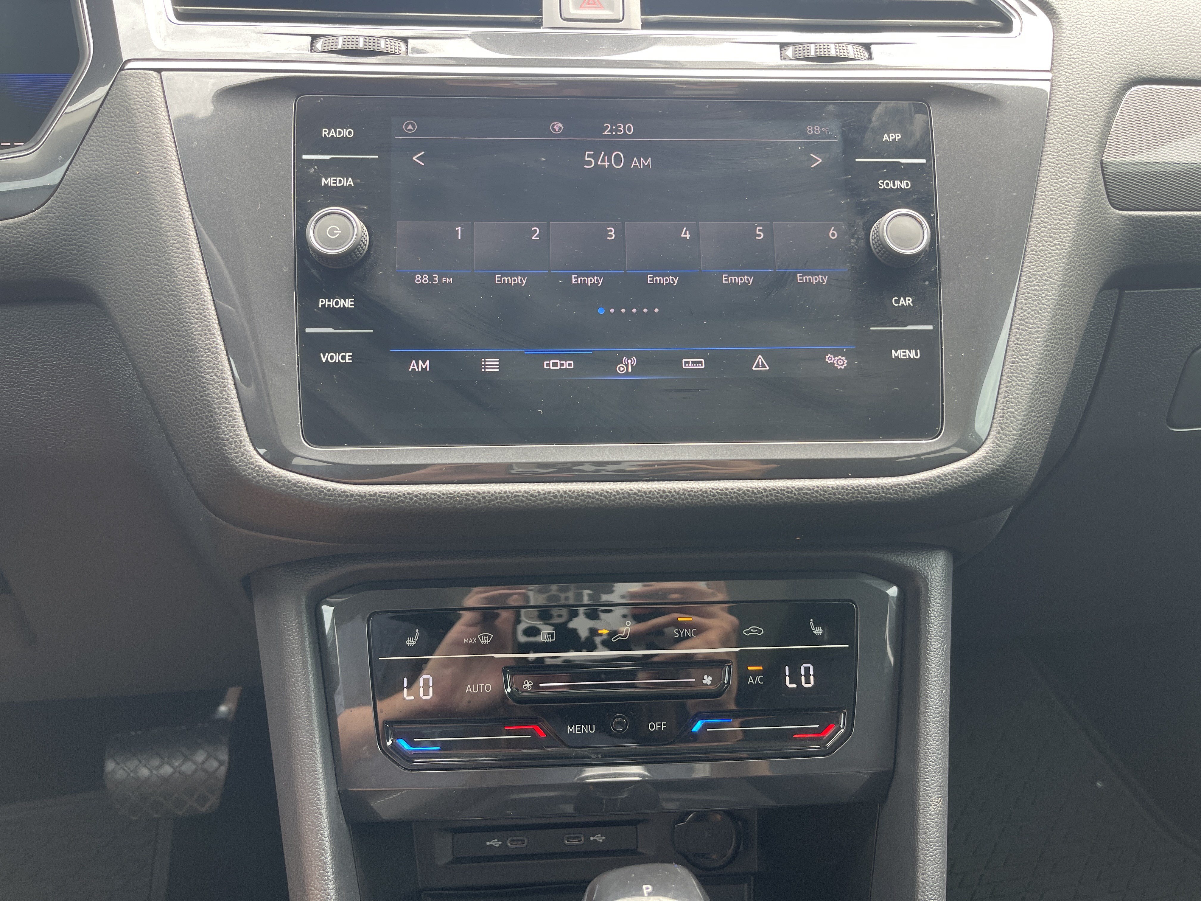 Used 2023 Volkswagen Tiguan SE w/ Panoramic Sunroof Package FWD image 12