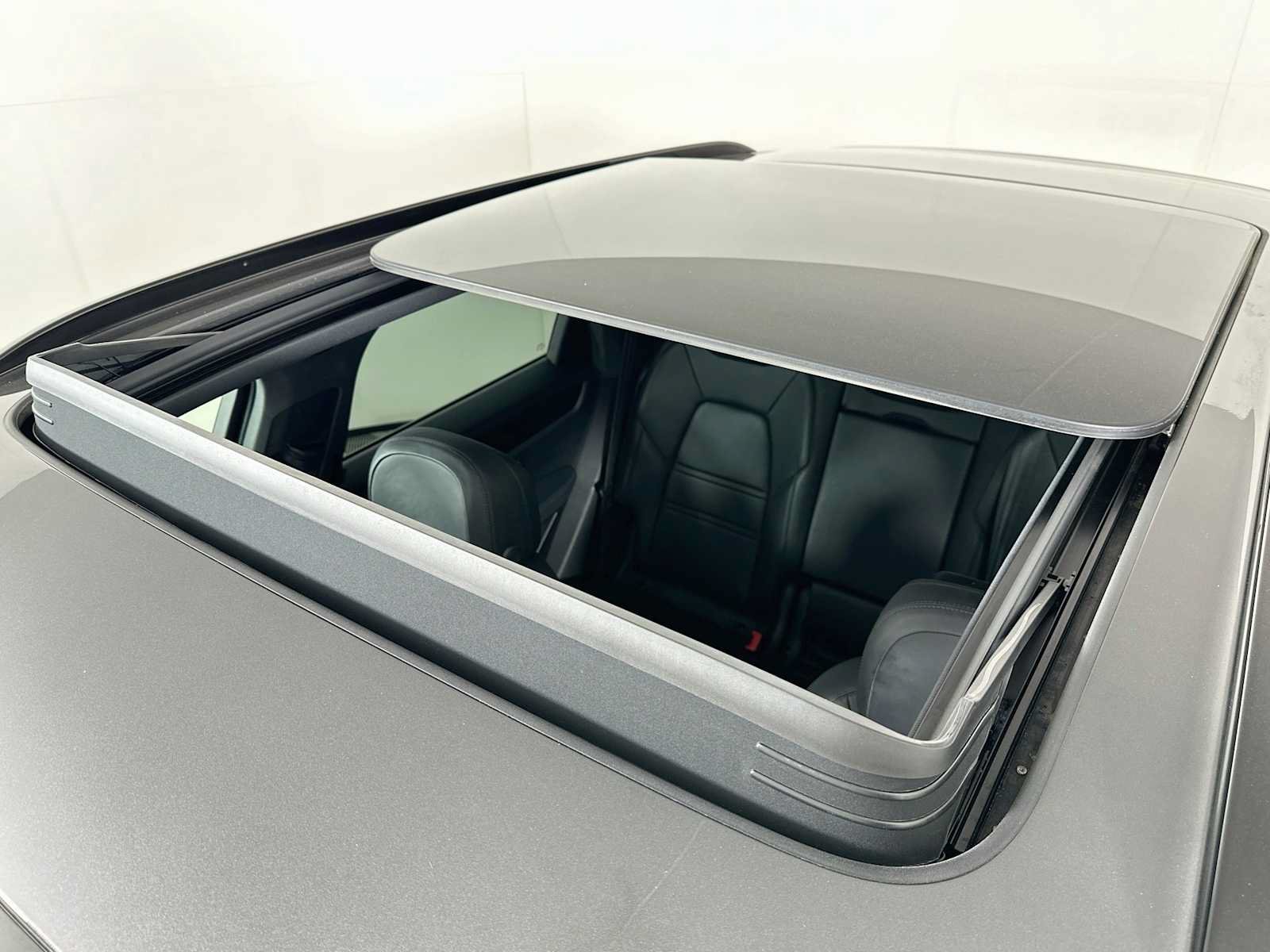 Certified 2023 Porsche Cayenne AWD/4WD image 22