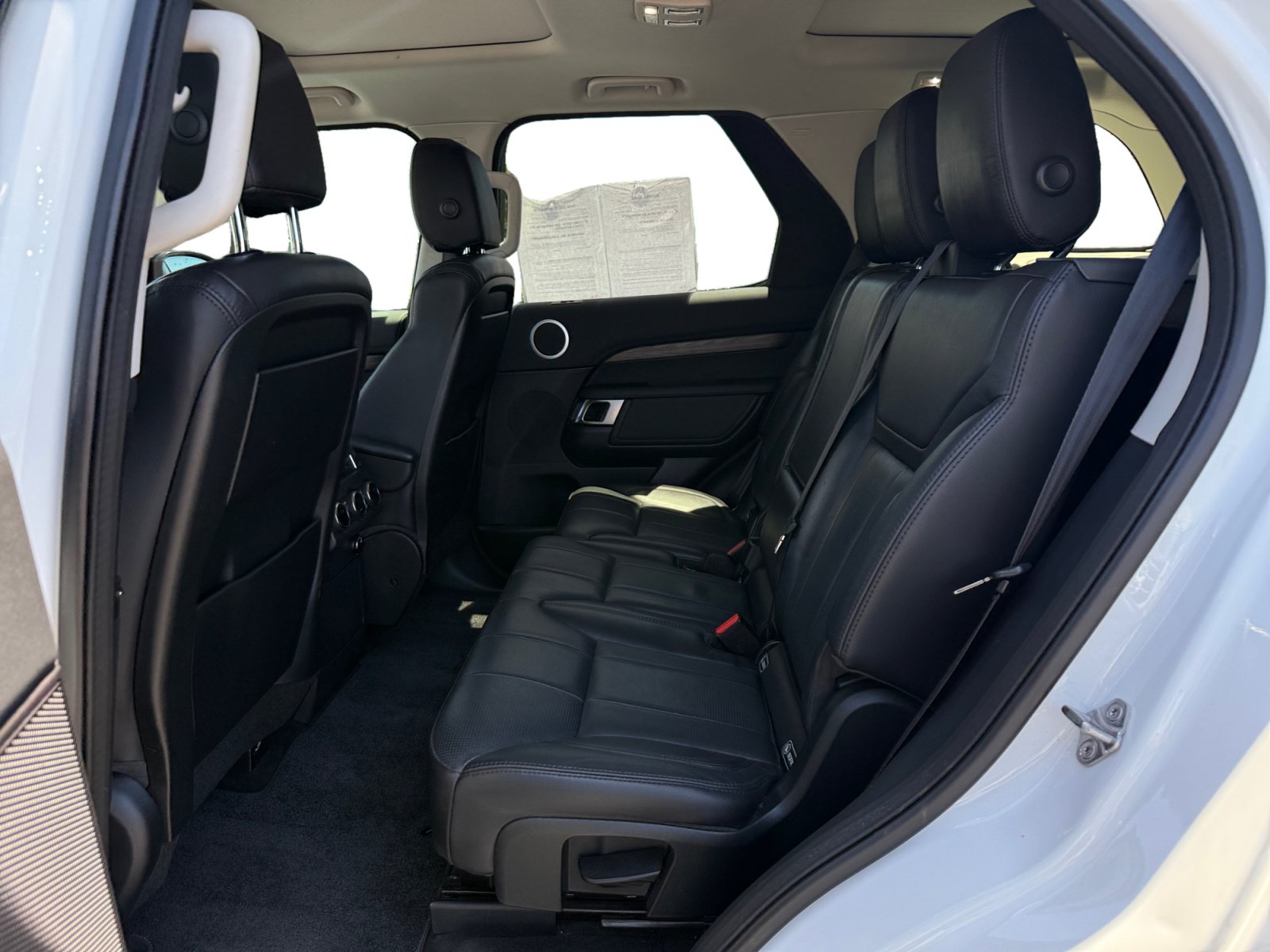 Used 2017 Land Rover Discovery HSE AWD/4WD image 16