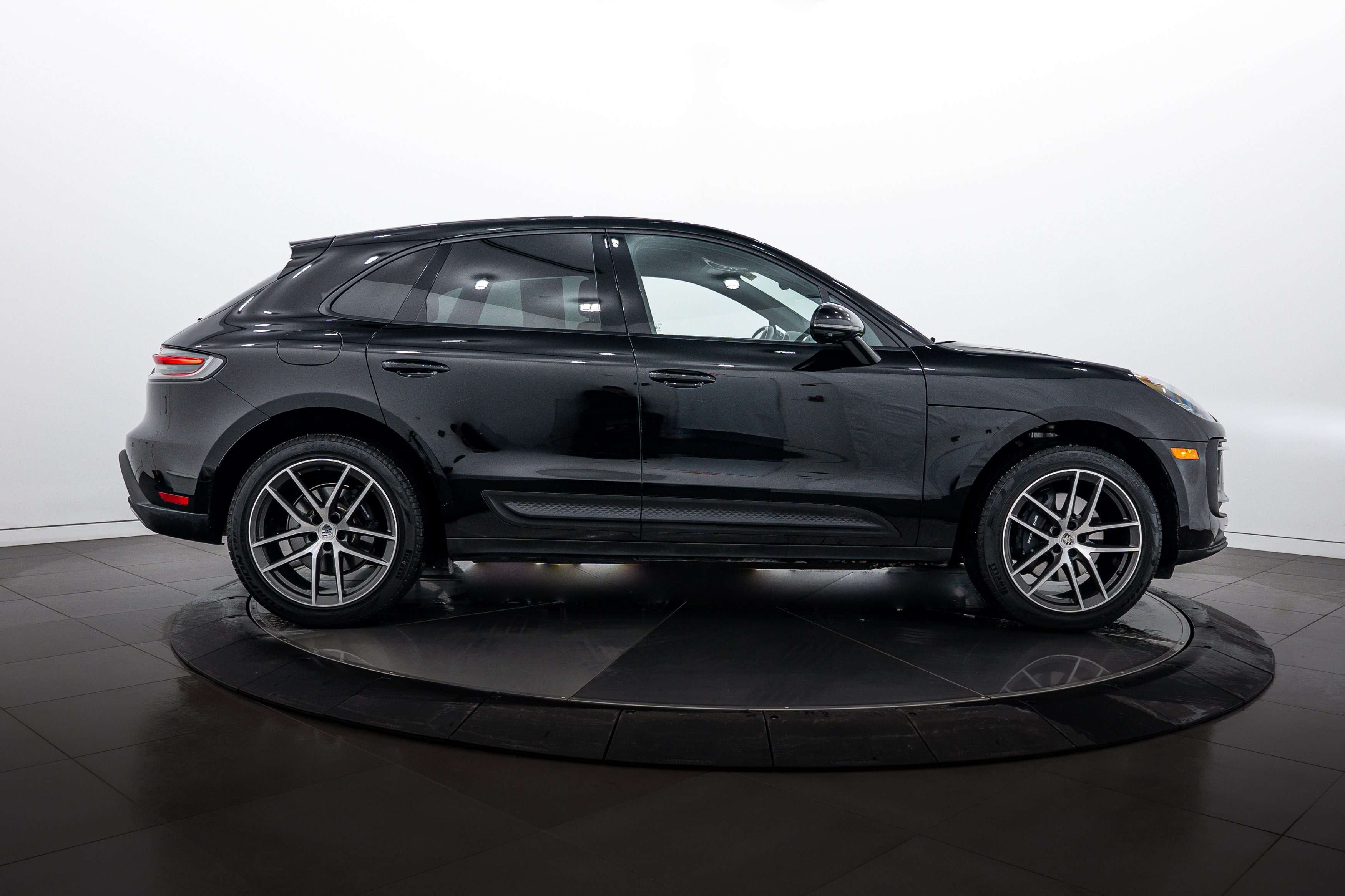 Certified 2025 Porsche Macan image 8
