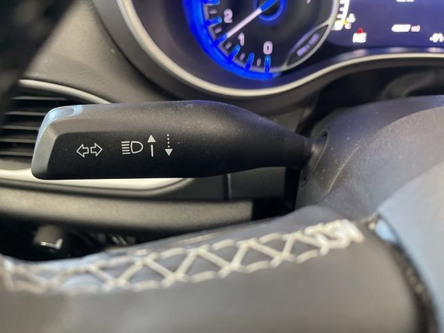 Used 2025 Chrysler Pacifica Select image 42