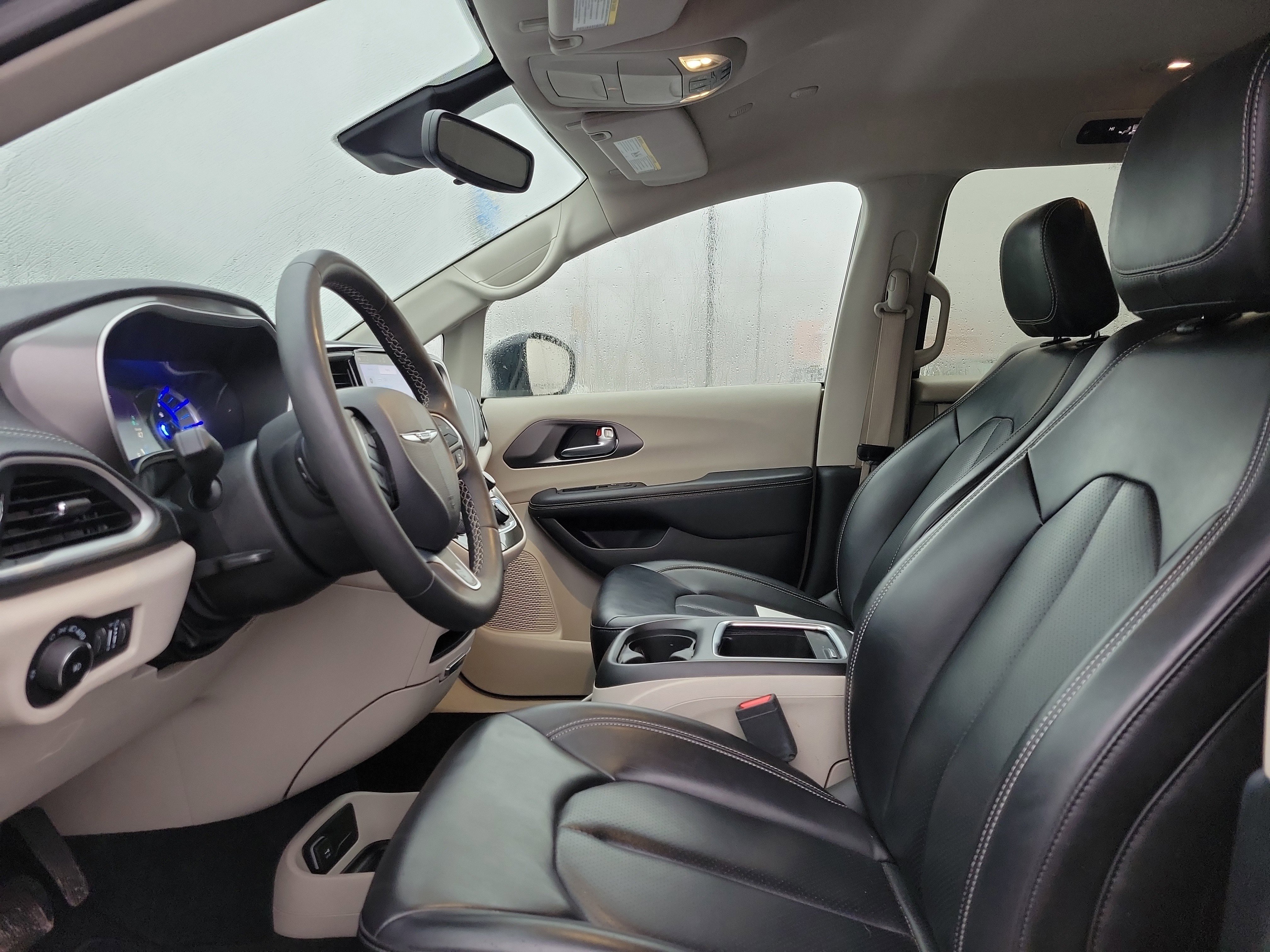 Used 2023 Chrysler Pacifica Touring-L image 15