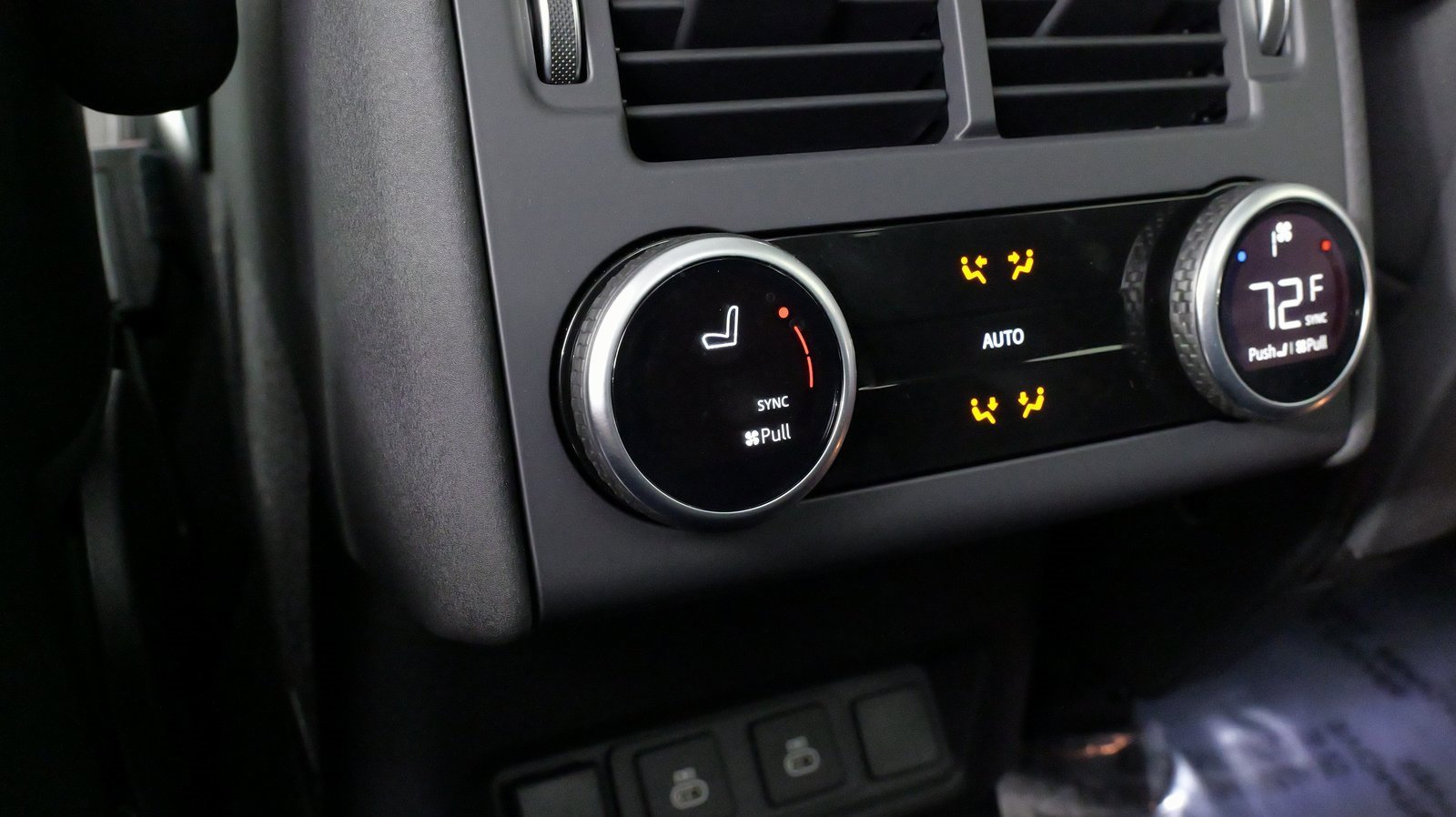 Used 2024 Land Rover Discovery S image 48