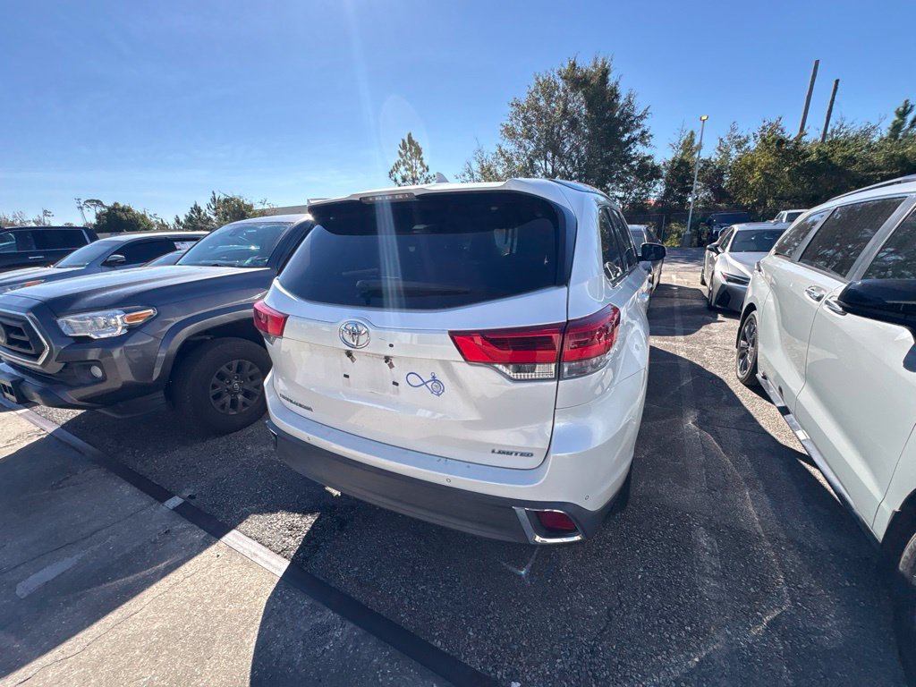 Used 2018 Toyota Highlander Limited FWD image 15