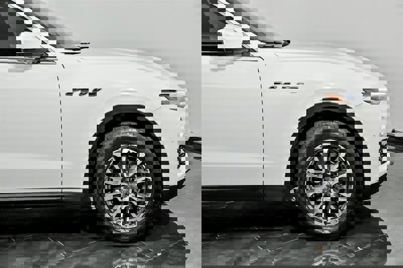 Used 2018 Maserati Levante image 14