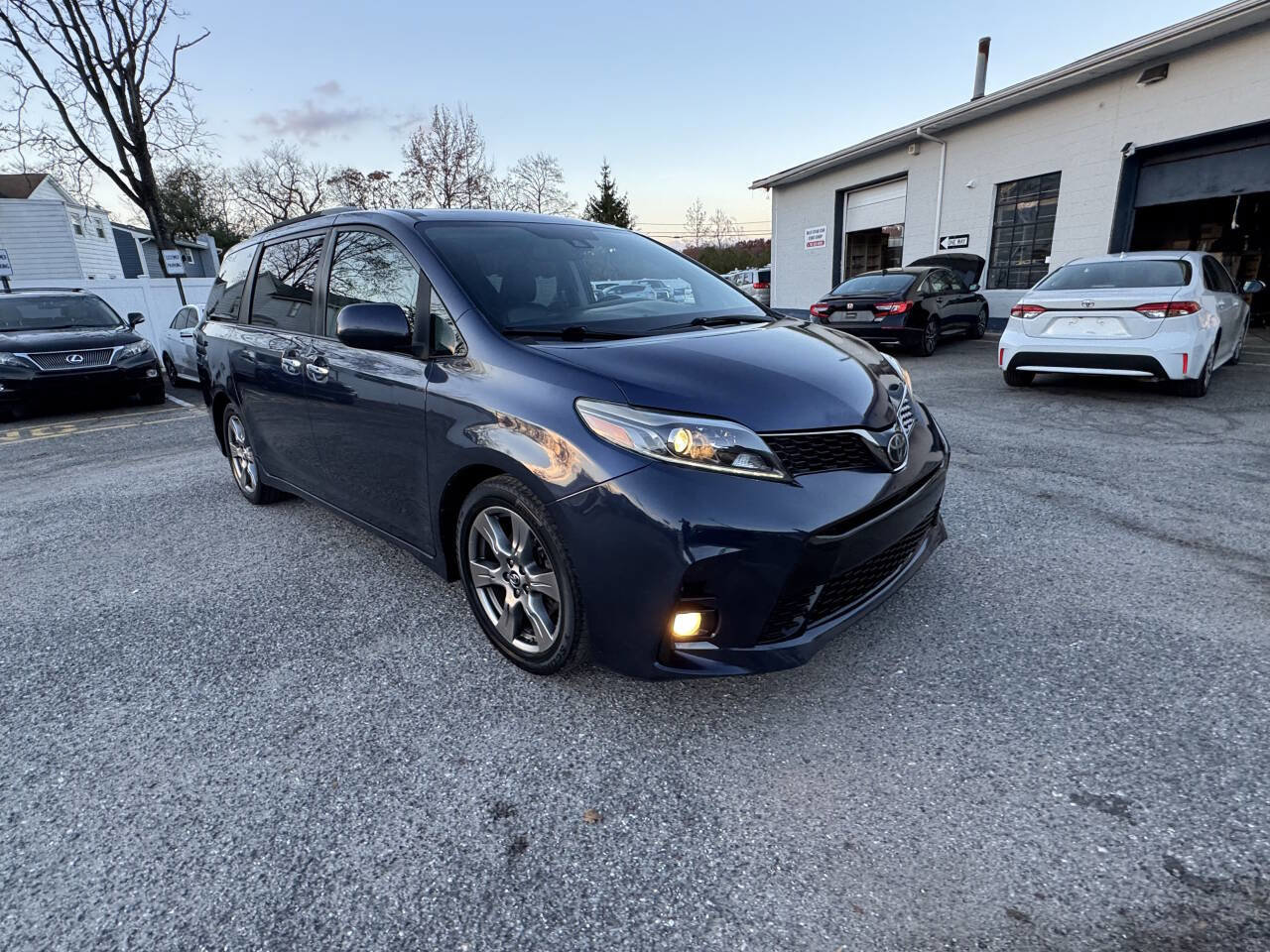 Used 2019 Toyota Sienna SE image 5