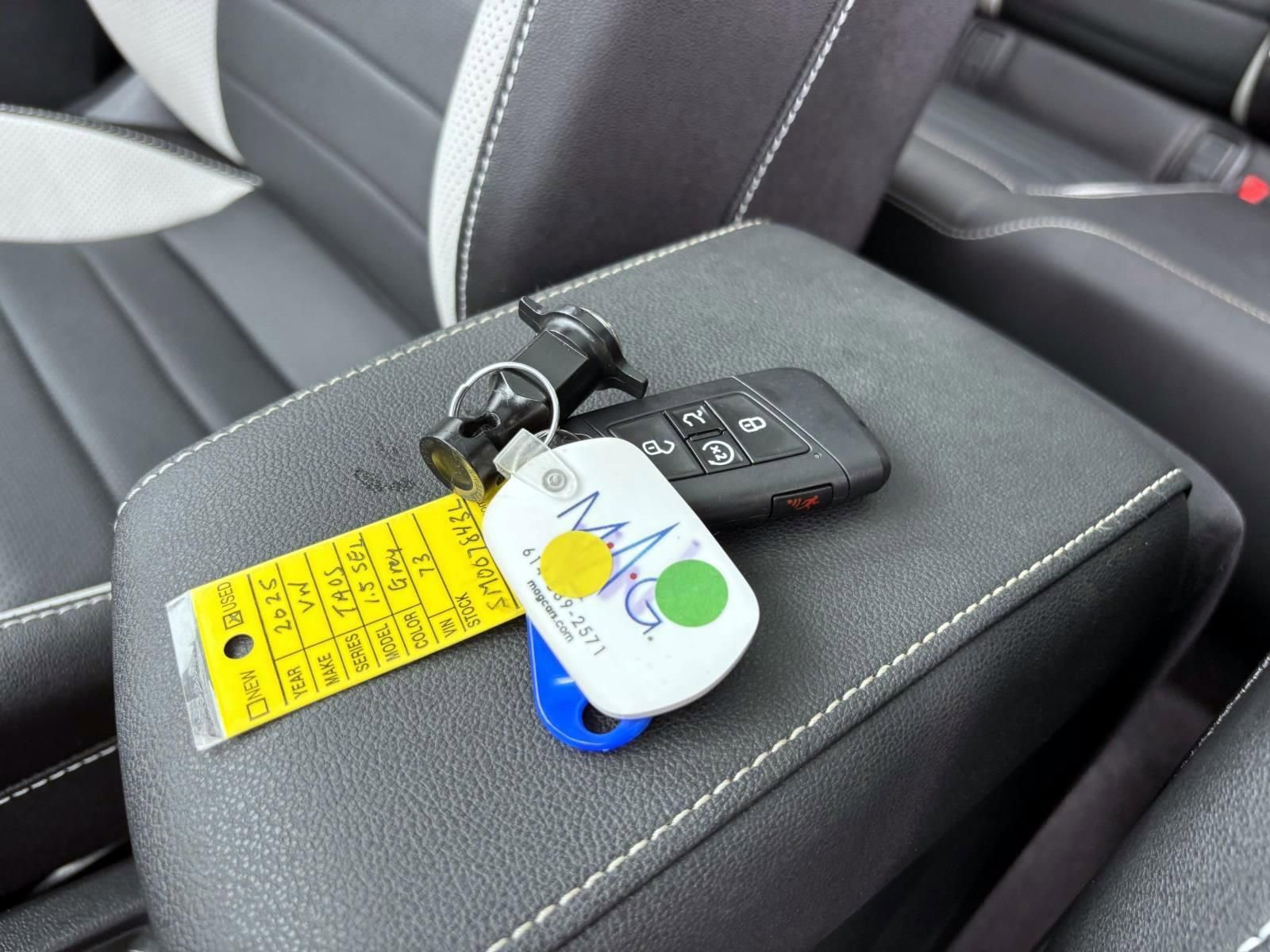 Used 2025 Volkswagen Taos SEL image 33