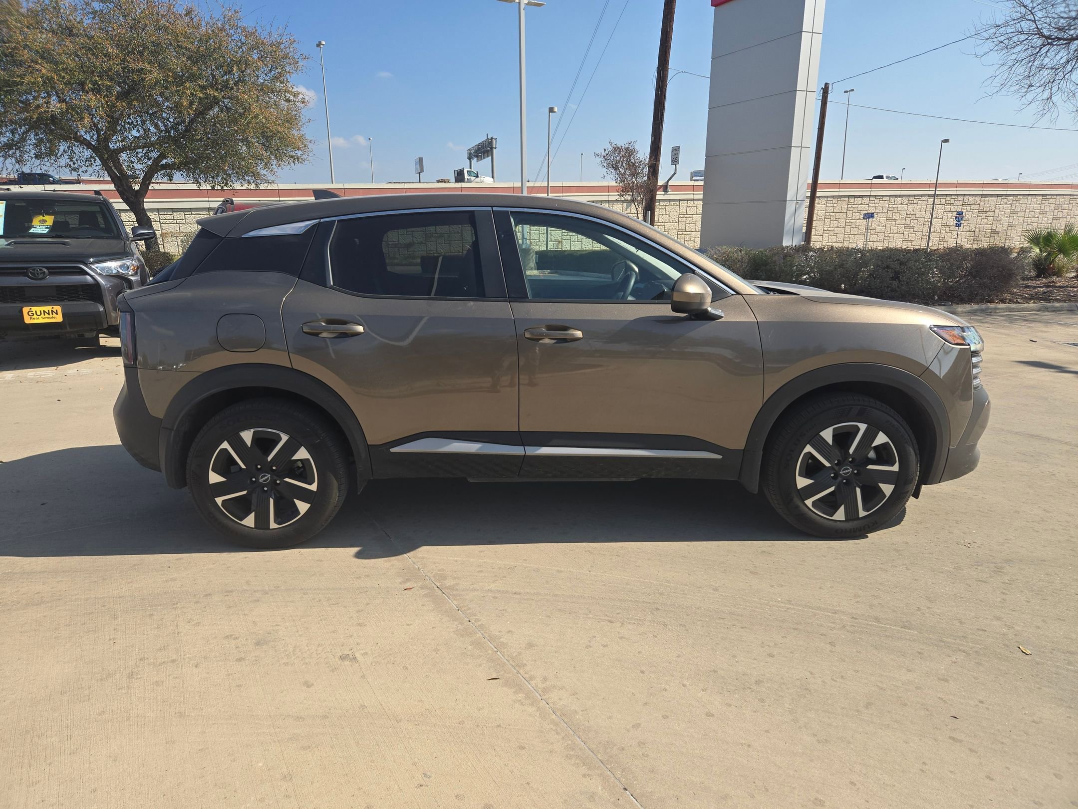 Used 2025 Nissan Kicks SV image 2