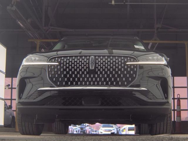 Used 2025 Lincoln Aviator Premiere image 3