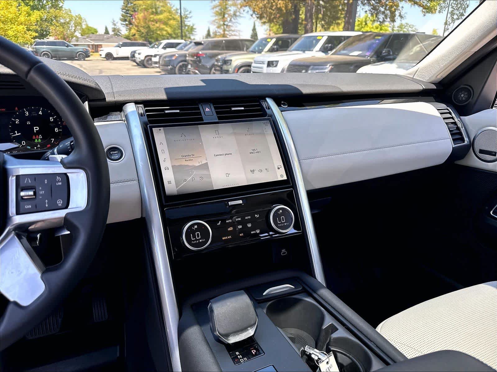 Used 2025 Land Rover Discovery S AWD/4WD image 6