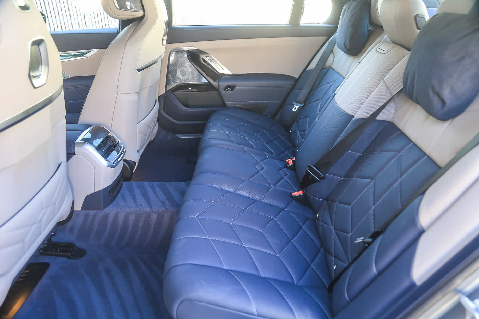 Used 2025 BMW i7 M70 w/ Executive Package image 15