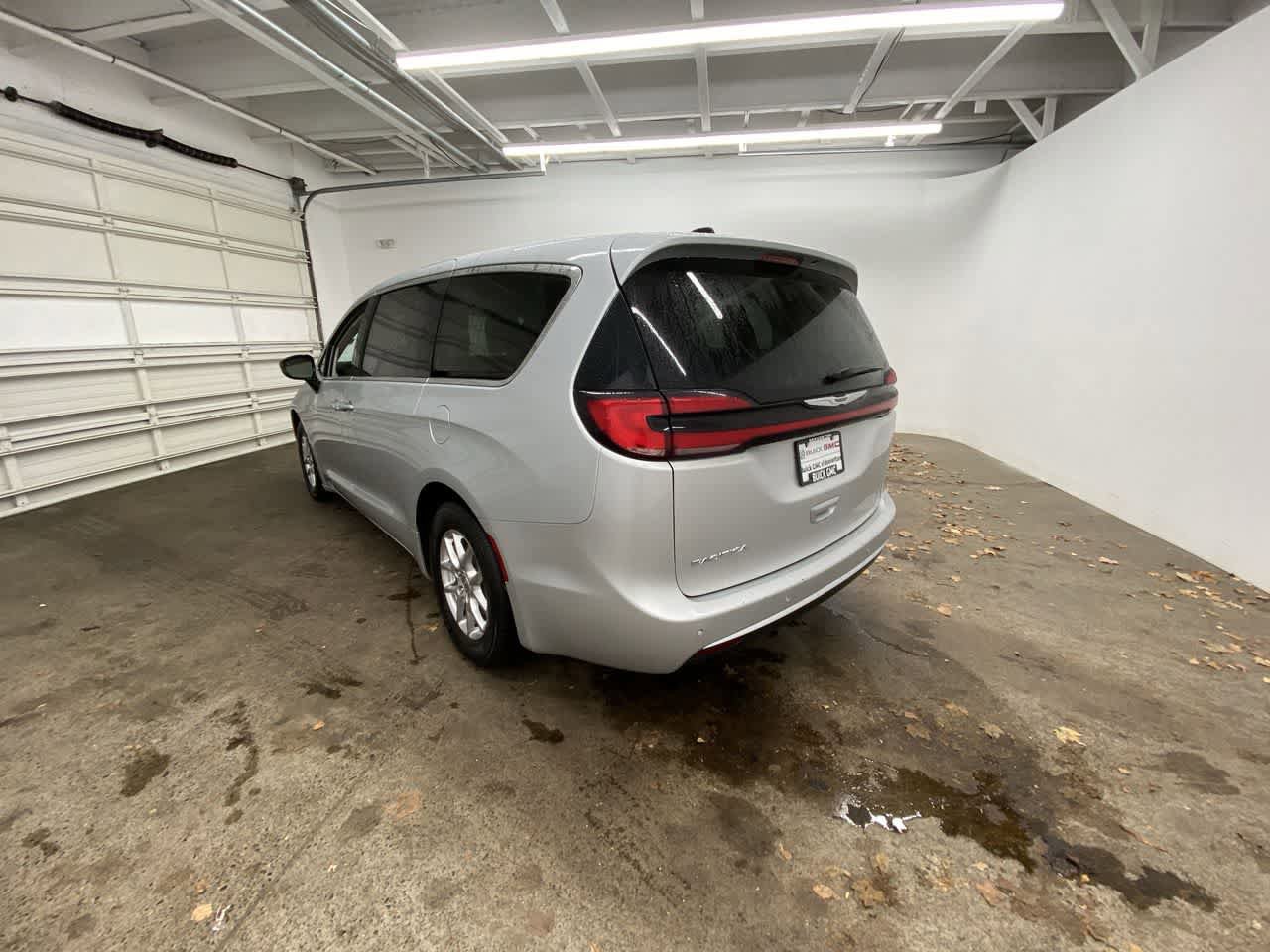 Used 2024 Chrysler Pacifica Touring-L FWD image 4