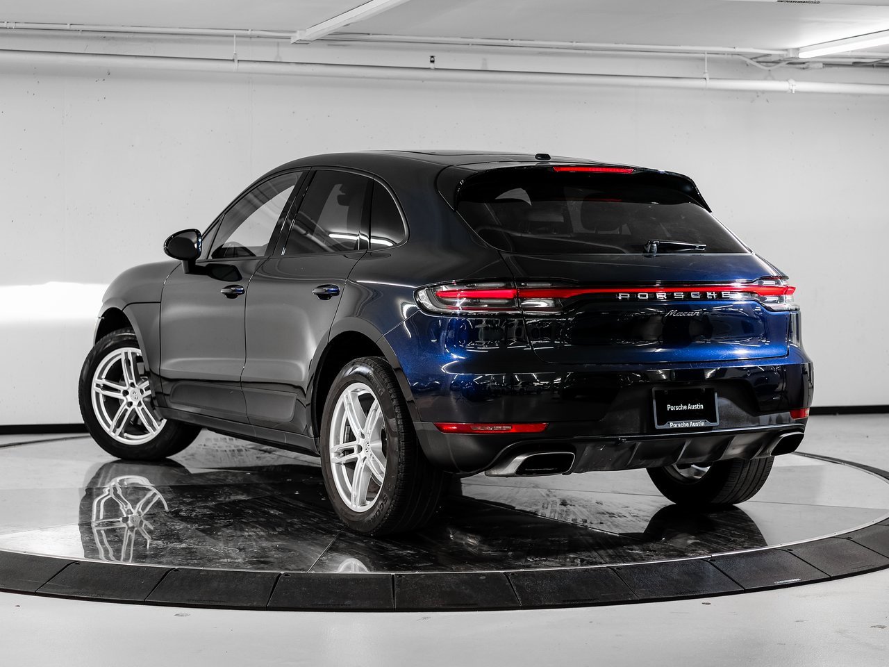 Certified 2020 Porsche Macan image 3