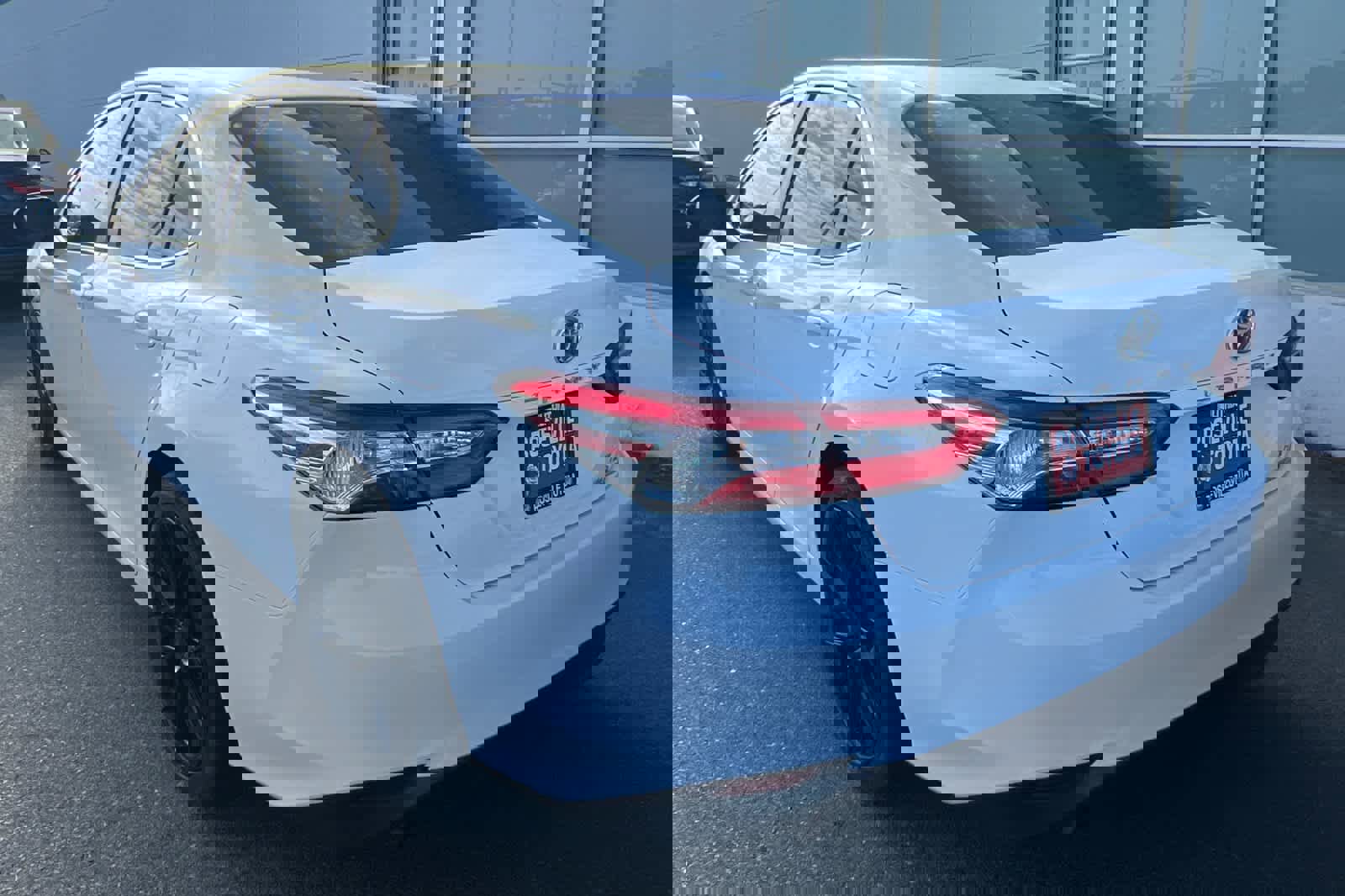 Used 2018 Toyota Camry LE FWD image 6