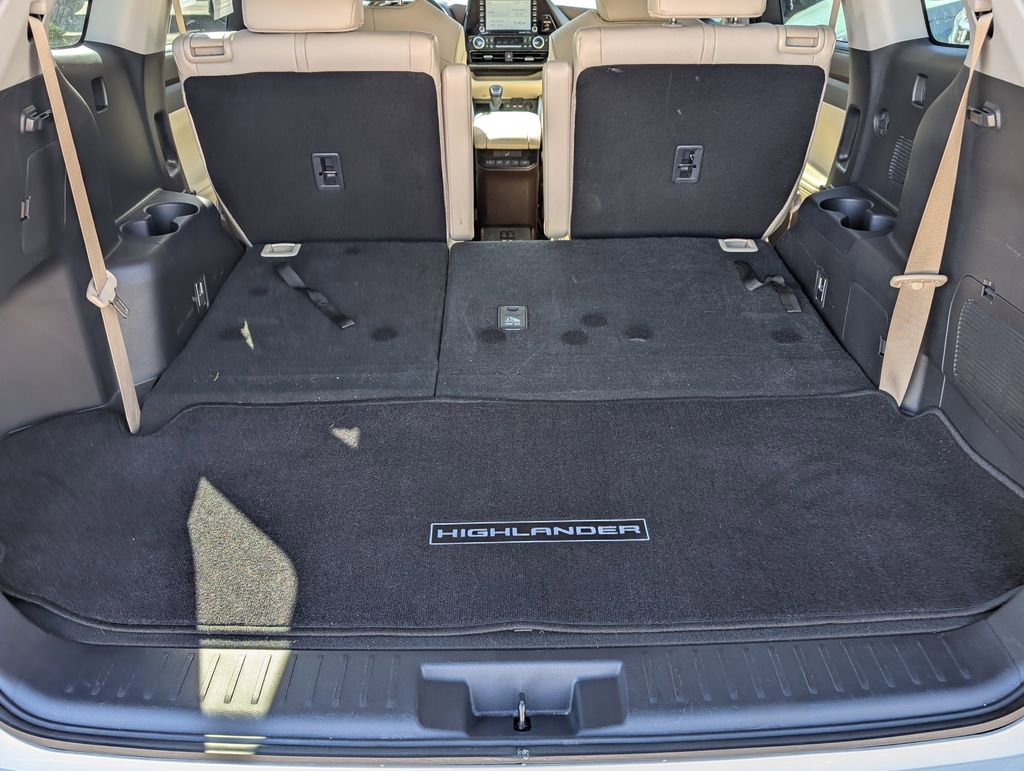 Used 2020 Toyota Highlander XLE image 30