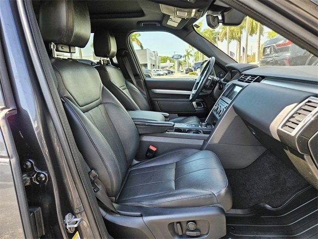 Used 2020 Land Rover Discovery Landmark image 11