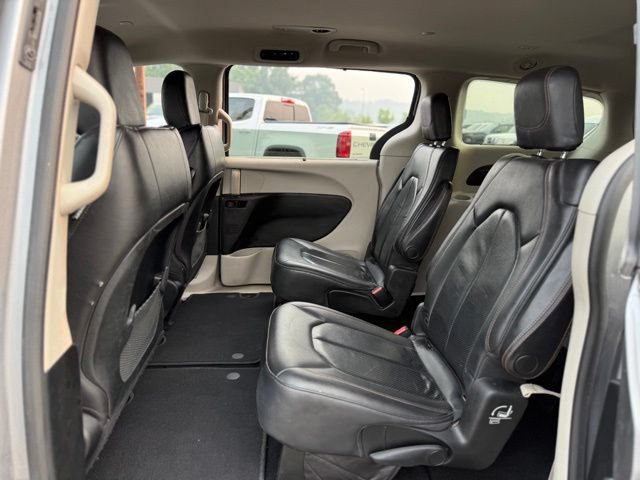 Used 2019 Chrysler Pacifica Touring-L FWD image 11