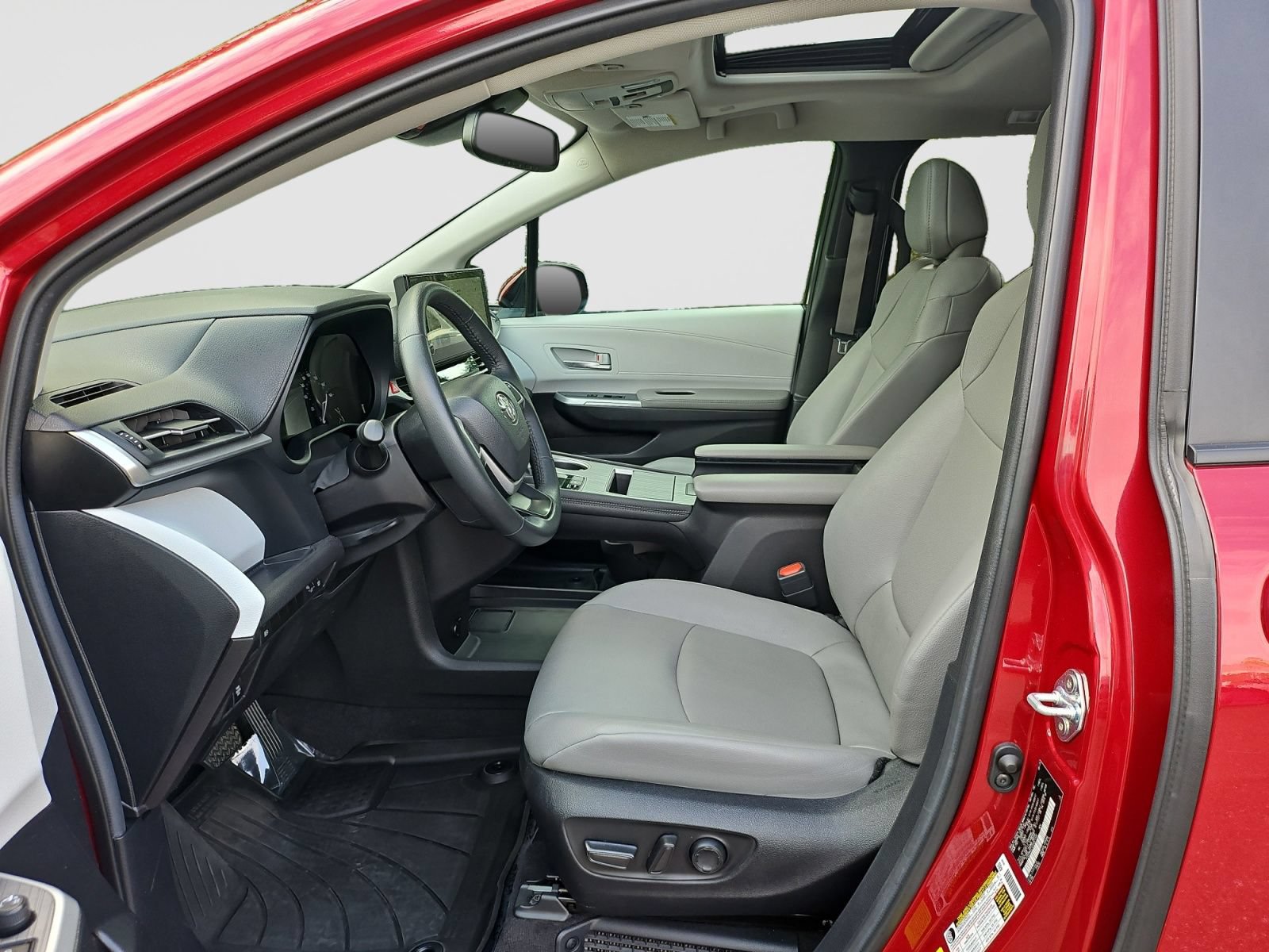 Used 2025 Toyota Sienna XLE FWD image 22