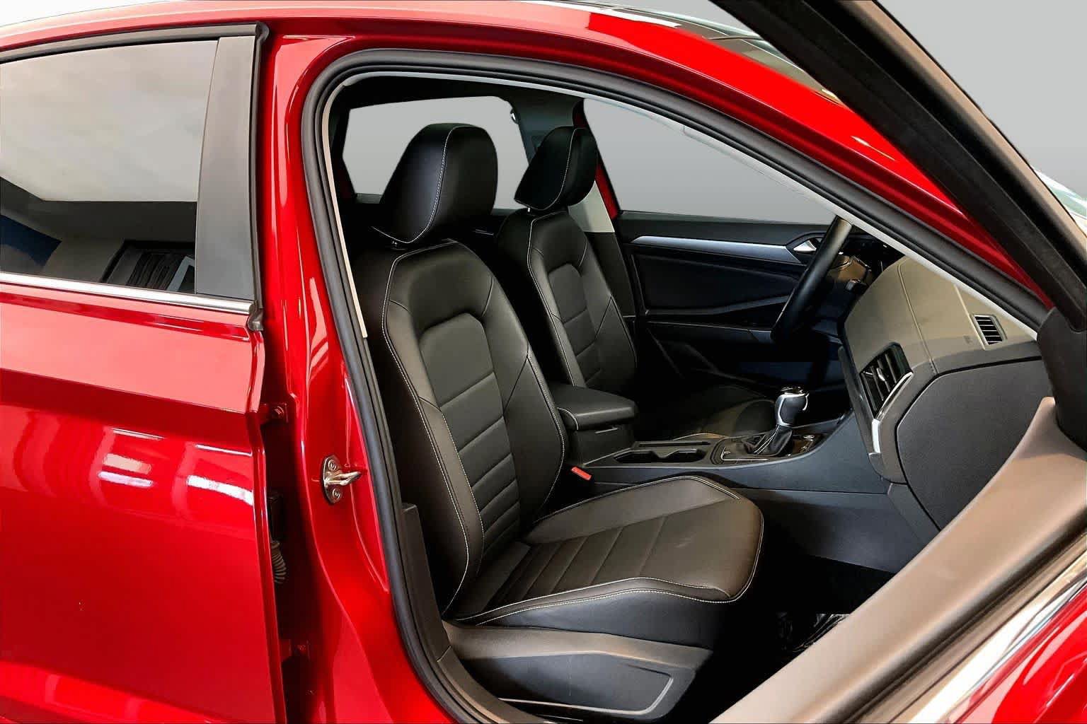 Used 2022 Volkswagen Jetta SE w/ Panoramic Sunroof Package FWD image 9