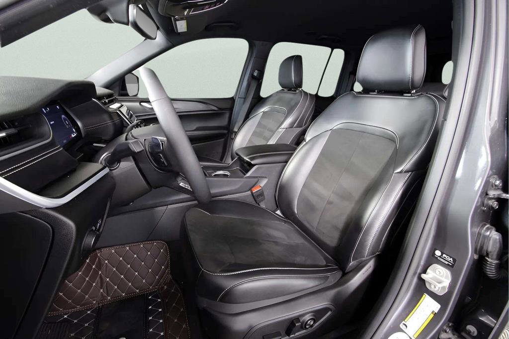 Used 2024 Jeep Grand Cherokee Altitude image 43