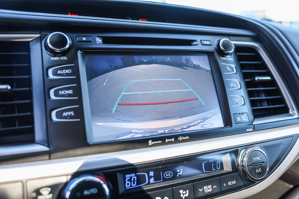 Used 2019 Toyota Highlander SE FWD image 16