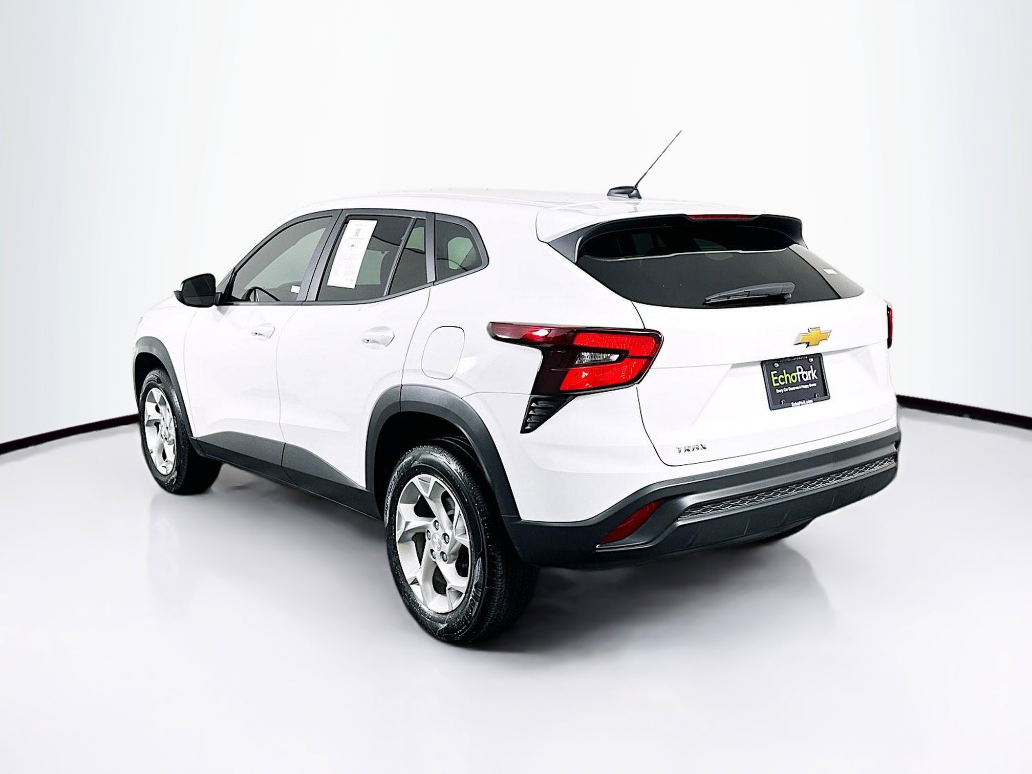 Used 2025 Chevrolet Trax LS w/ LS Convenience Package image 5