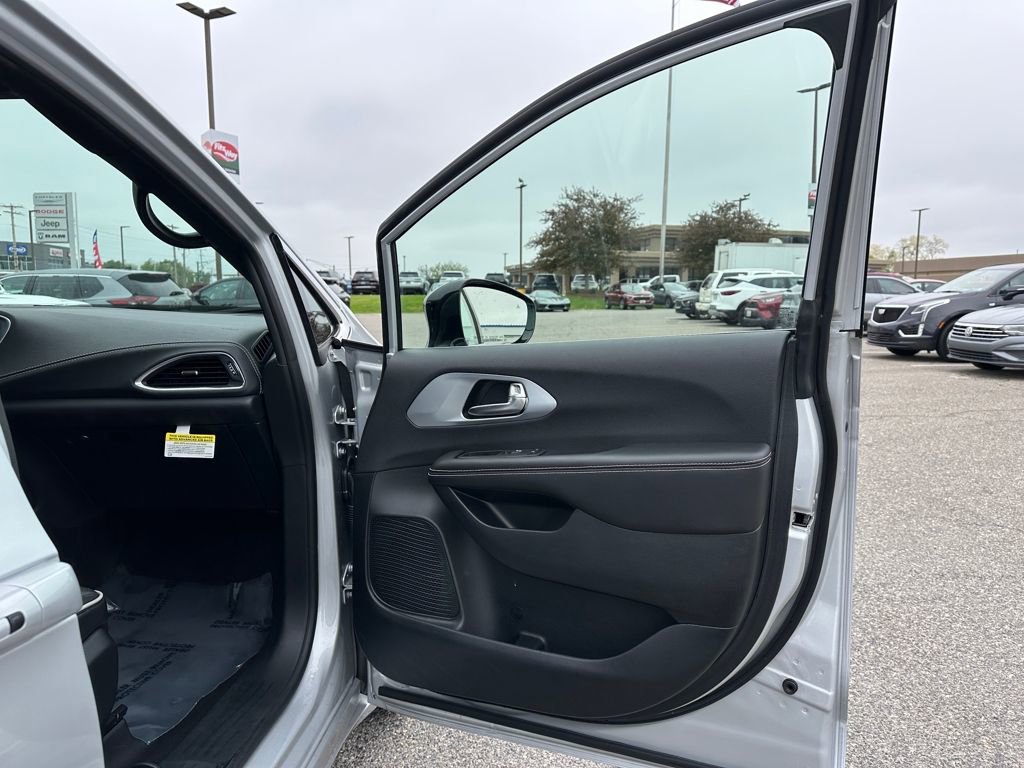 Used 2026 Chrysler Pacifica Limited FWD image 23