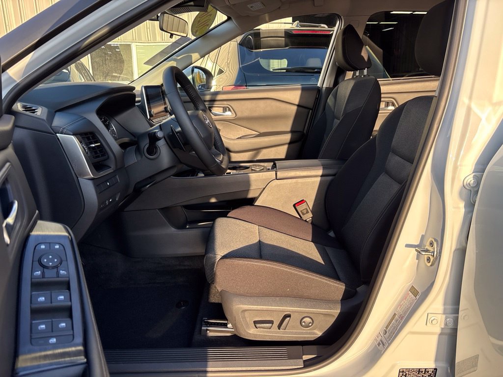 Certified 2026 Nissan Rogue SV AWD/4WD image 17