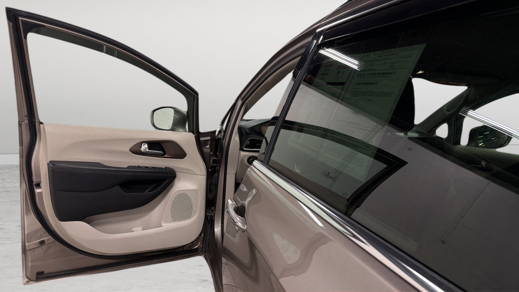 Used 2018 Chrysler Pacifica Touring-L FWD image 14