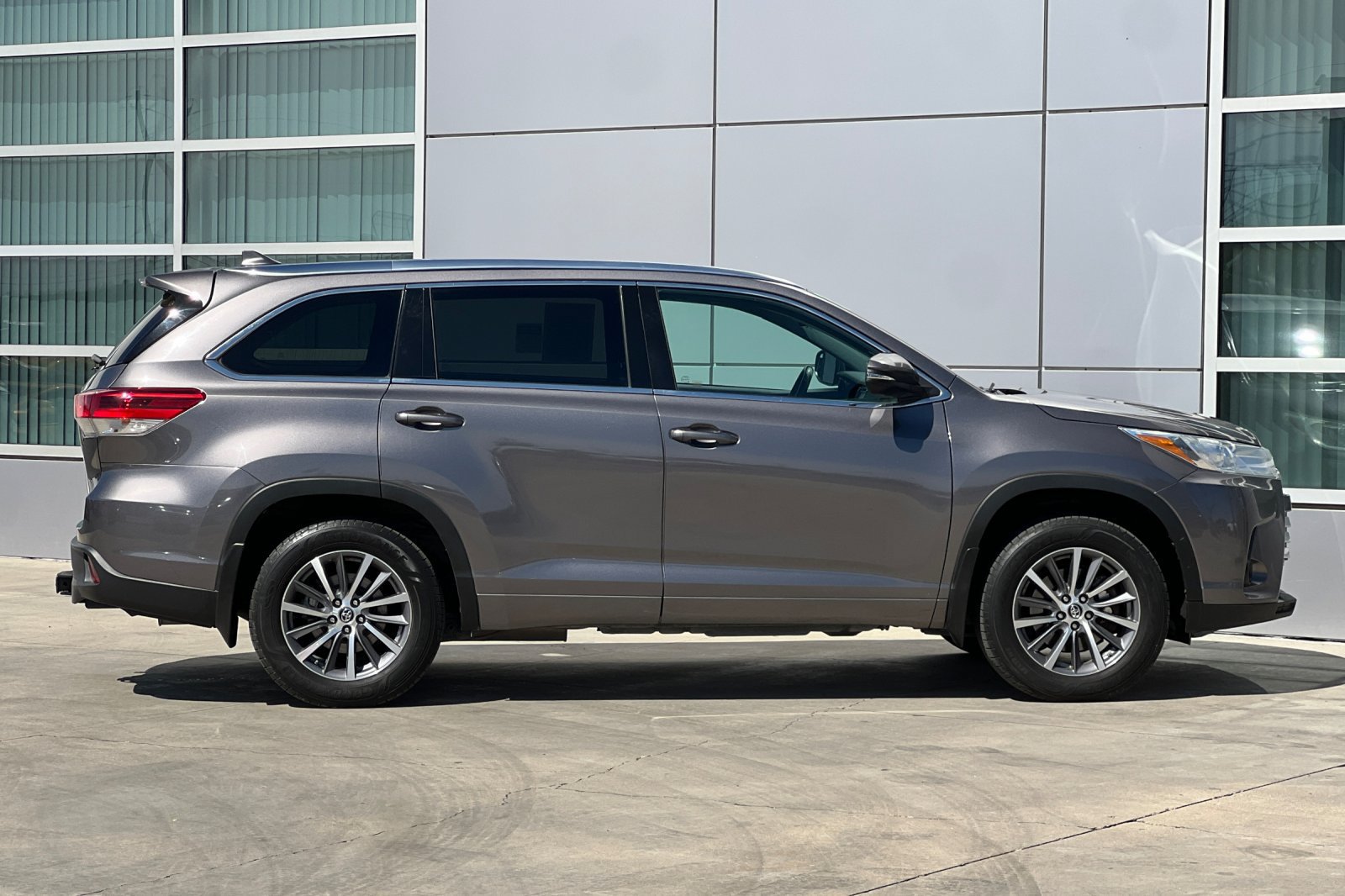 Used 2018 Toyota Highlander XLE AWD/4WD image 3