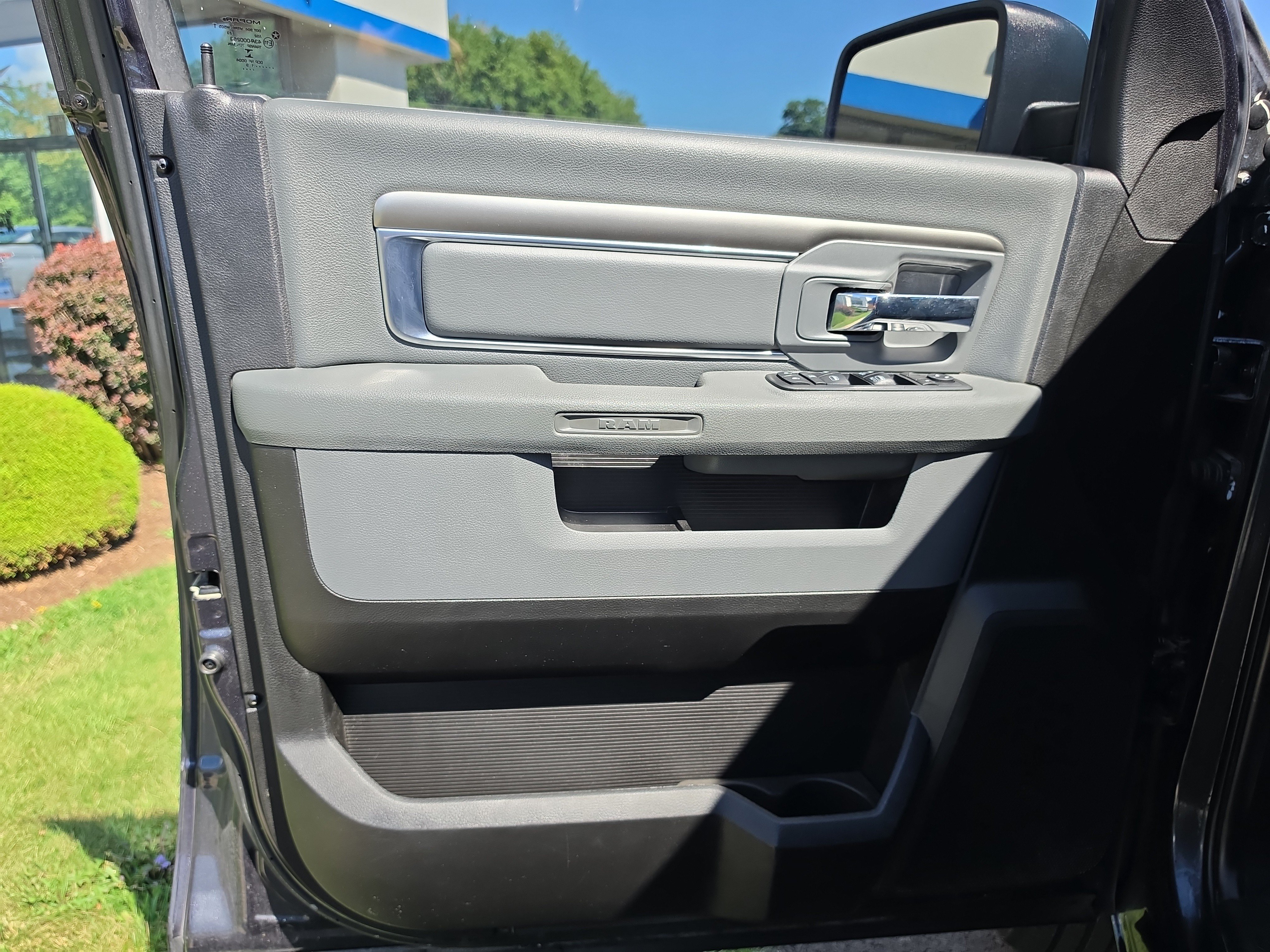 Used 2019 RAM 1500 Classic SLT AWD/4WD image 17