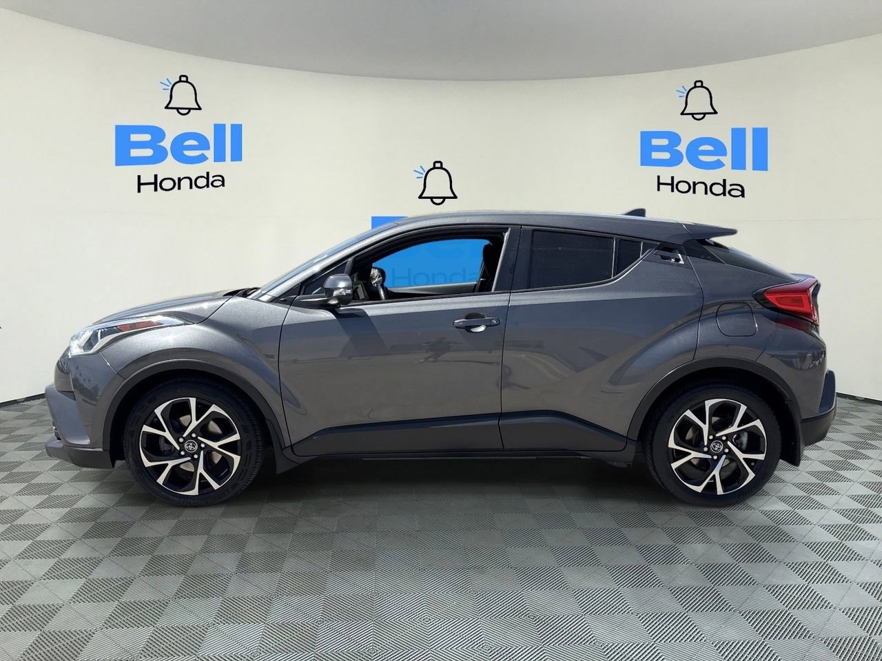 Used 2018 Toyota C-HR XLE FWD image 2