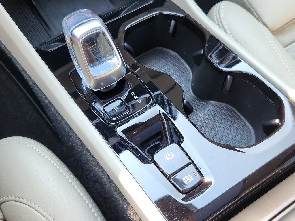 Certified 2025 Volvo XC40 B5 Plus AWD/4WD image 28